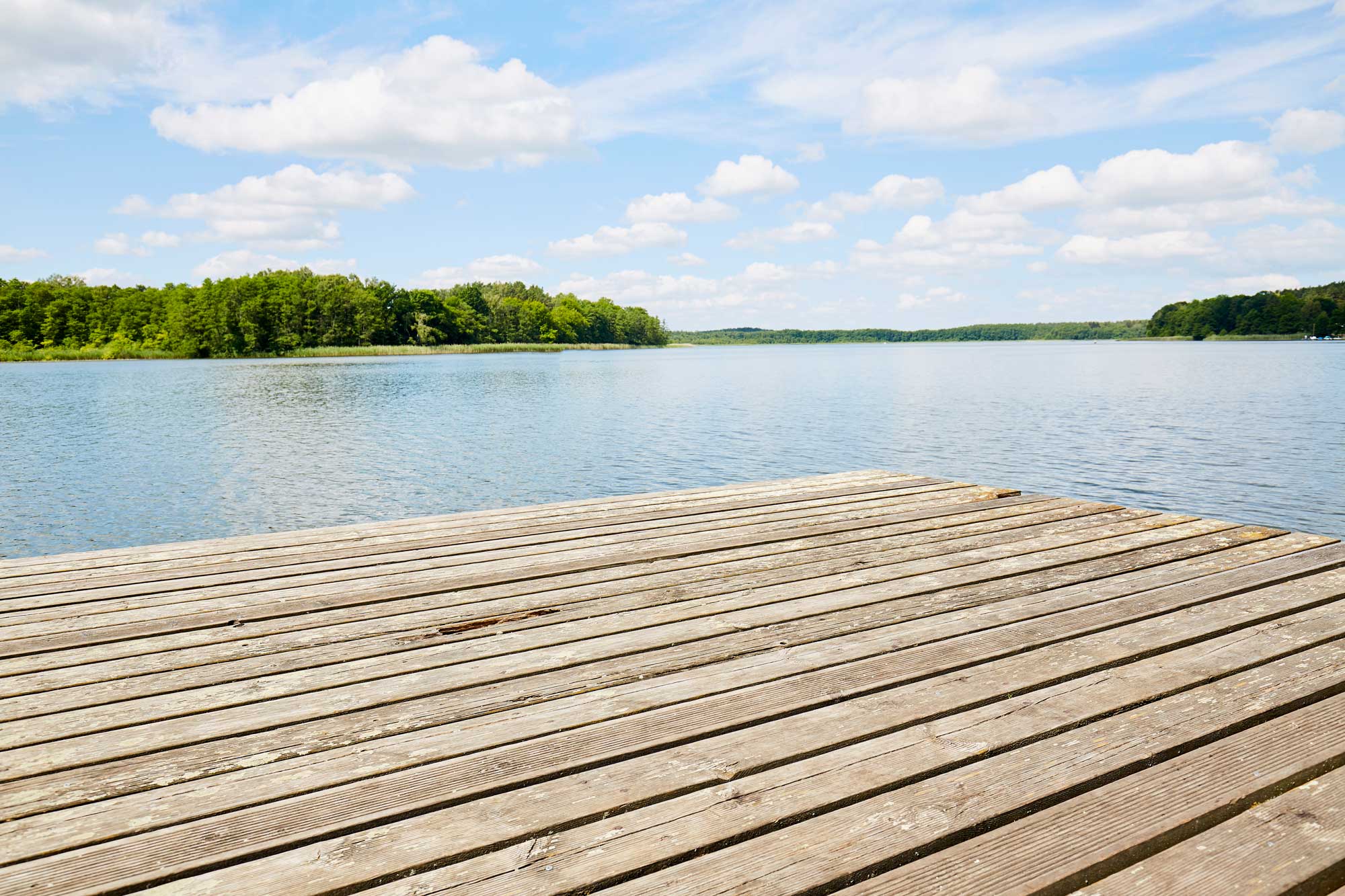 En brygga vid vattnet