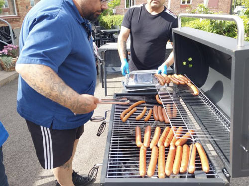 Grillar korv på Göstorpsgården