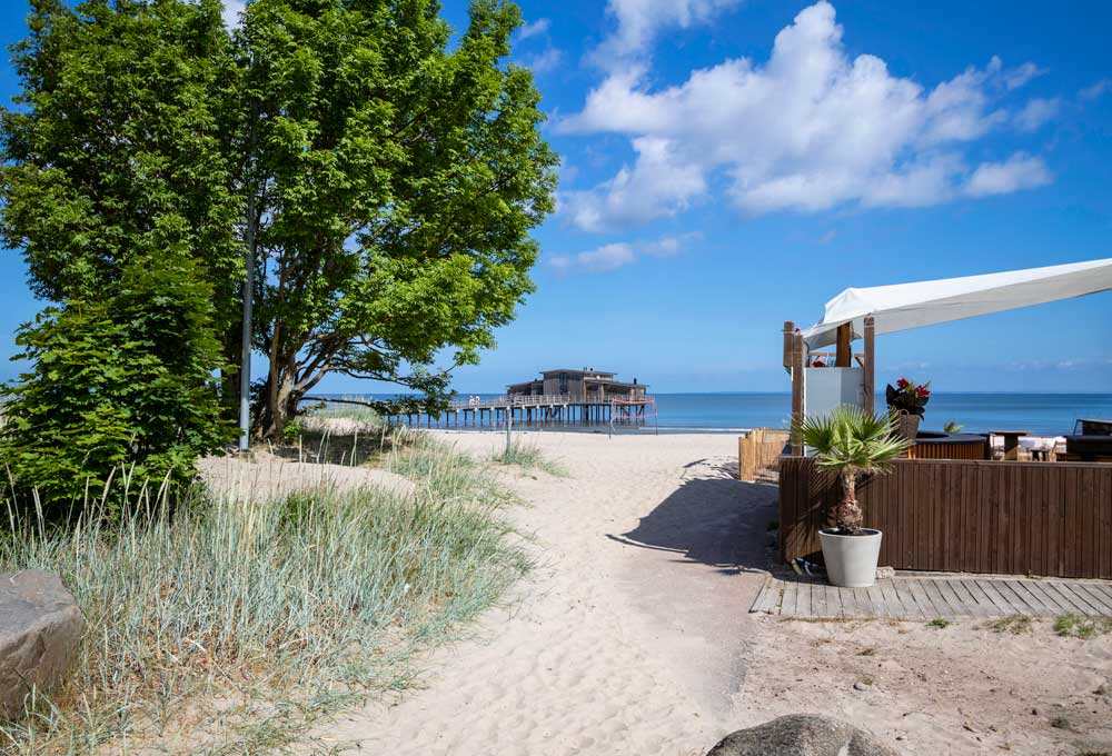 En strand med ett litet fik vid vattnet